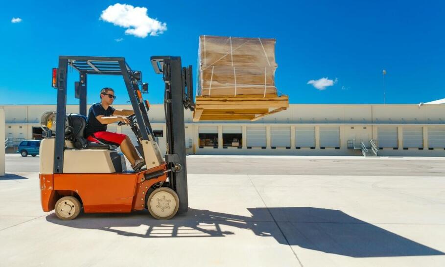 Jak transport sprzętu do miejsca pracy wpływa na realizację projektów?