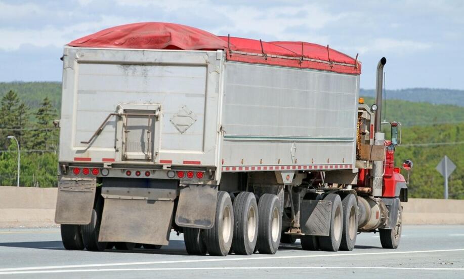 Estetyczne plandeki jako element floty transportowej