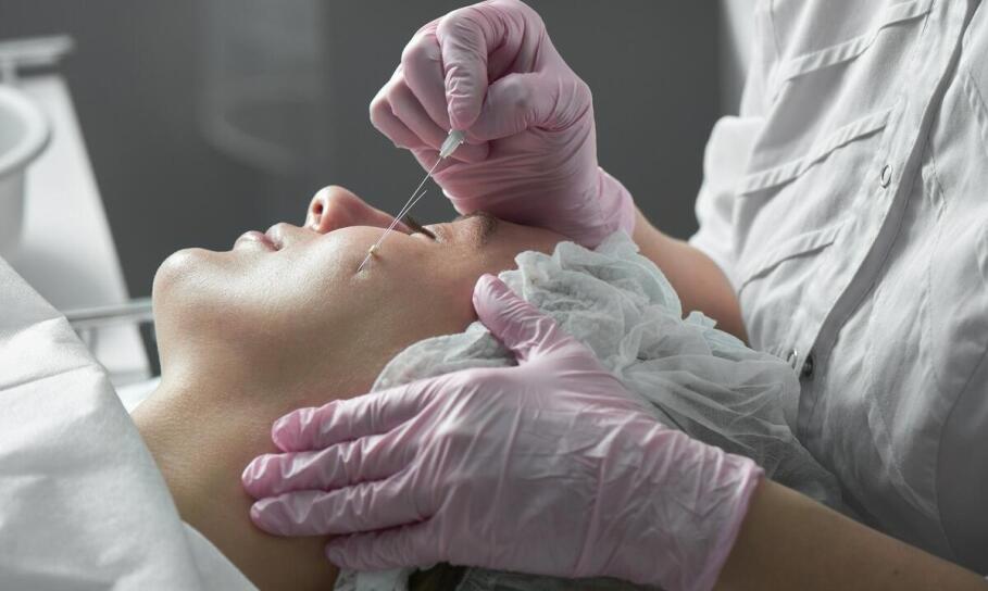 Igłowa mezoterapia: Czy jest skuteczna w redukcji zasinień pod oczami?