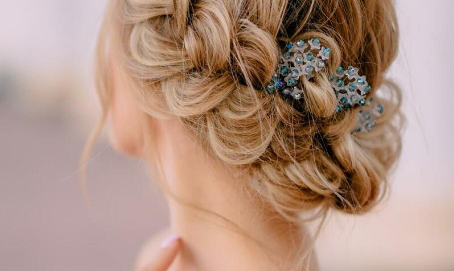Upięcia ślubne: jak fryzjer w Zawierciu tworzy idealne fryzury na ten wyjątkowy dzień?