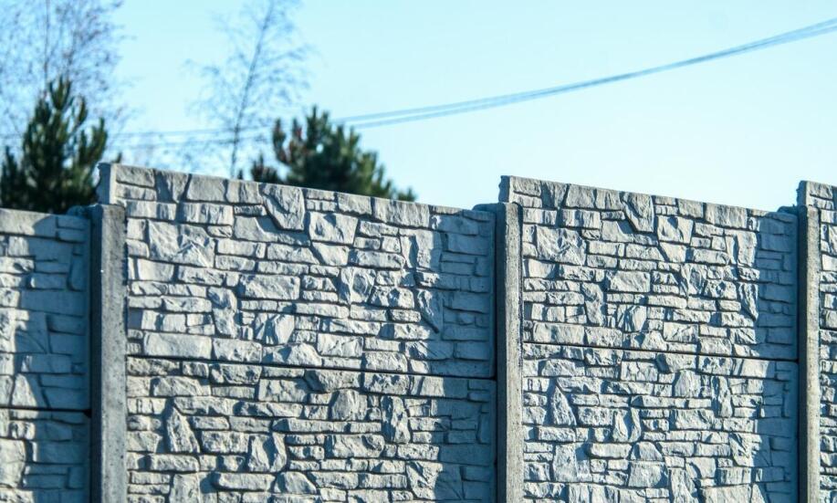 Czerwony łupek w budowie murków oporowych – zalety i zastosowania