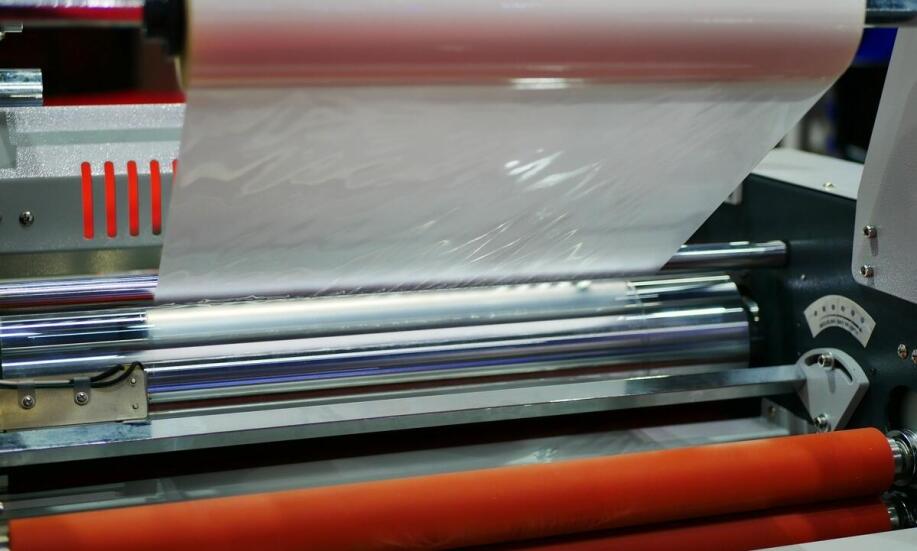 Optymalizacja procesów produkcyjnych dzięki strukturalnej folii do uszlachetniania druku