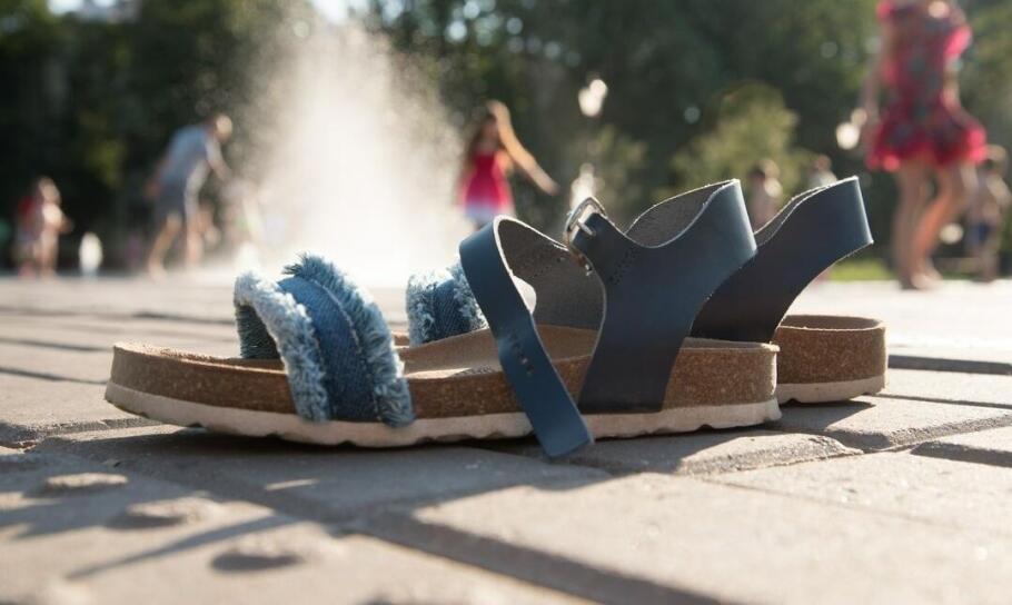 Jak damskie sandały wpływają na zdrowie stóp podczas długich letnich spacerów?