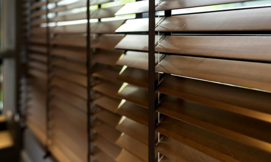 Szerokości lameli w drewnianych żaluzjach – jak dobrać odpowiednią opcję?