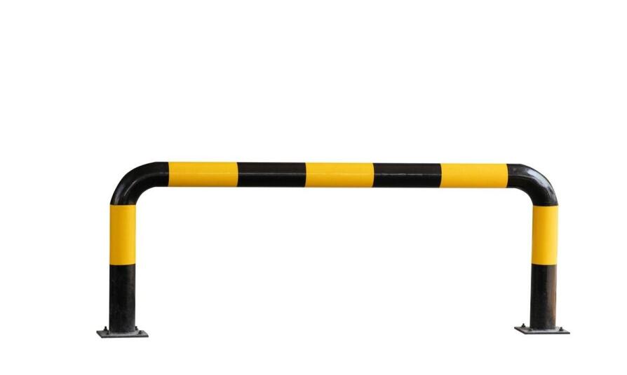 Słupki z taśmą odgradzającą w przestrzeniach publicznych - poprawa organizacji ruchu