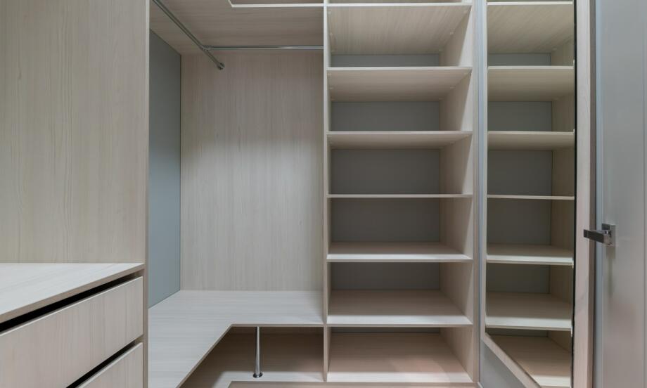 Jak zorganizować przestrzeń w wnękowych szafach dla maksymalnej funkcjonalności?