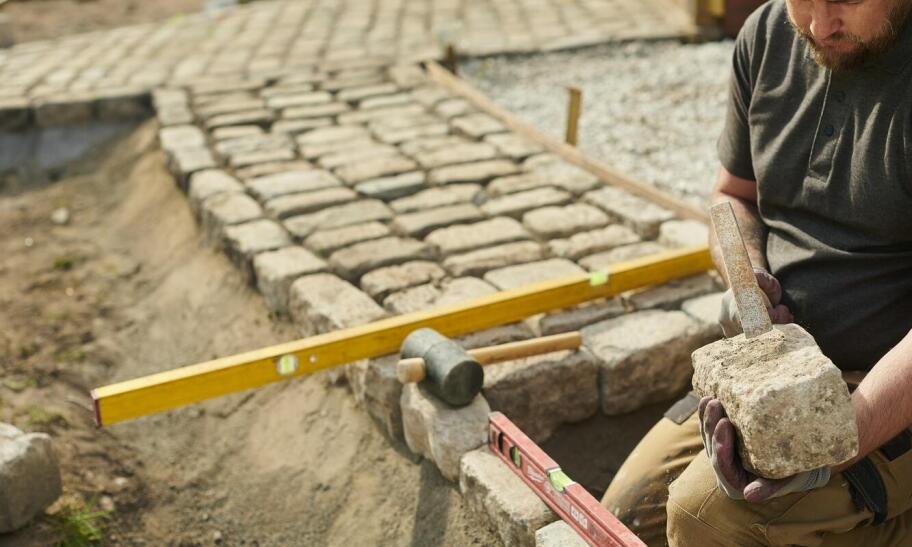 Jakie znaczenie ma montaż drenażowych systemów w projektach brukarskich?