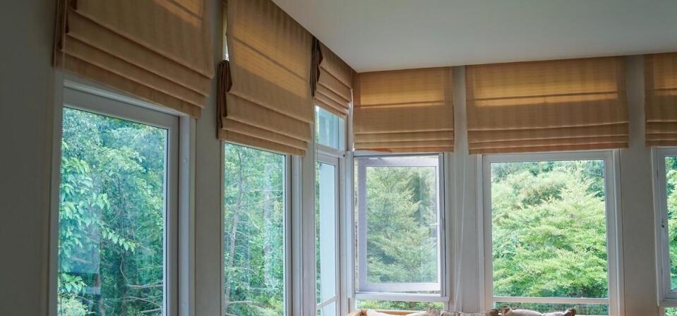 Jakie są najlepsze sposoby konserwacji plis na okna balkonowe?