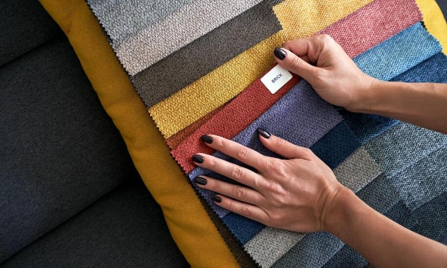 Wybór materiałów do zaciemniających plis na wymiar – co jest najważniejsze?