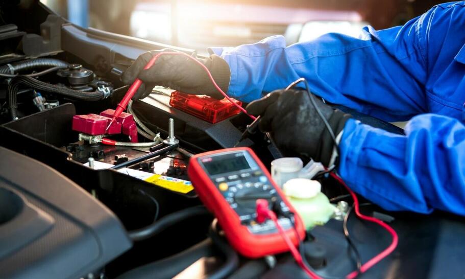 Jakie kroki podjąć, gdy samochód regularnie rozładowuje akumulator podczas jazdy?