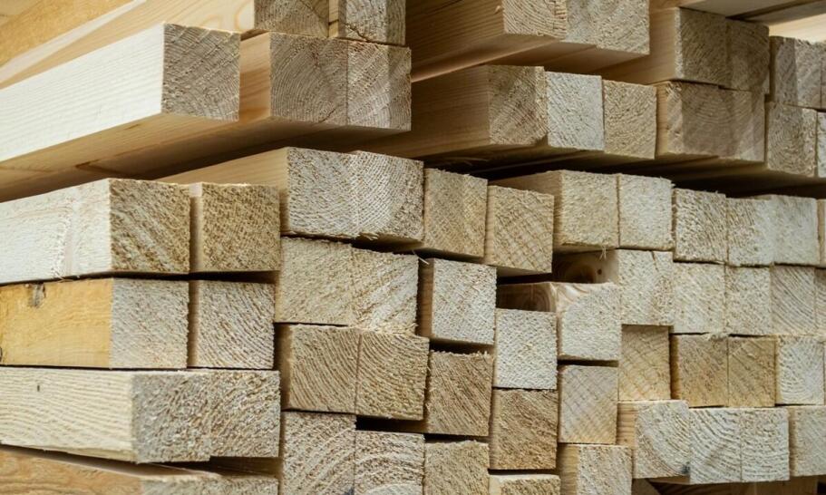 Jak odpowiednie przechowywanie wpływa na jakość drewna typu C24?