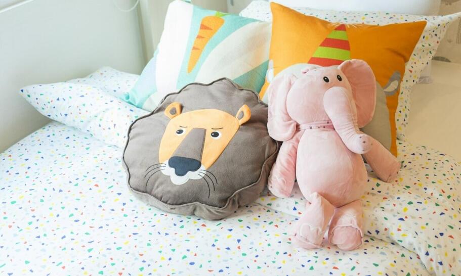 Najlepsze pomysły na poduszkę z inspirującym napisem dla córki