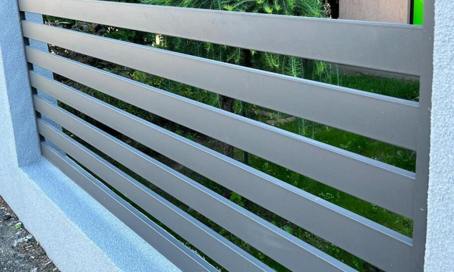 Metalowe sztachety na płot jako inwestycja w długowieczność ogrodzenia.