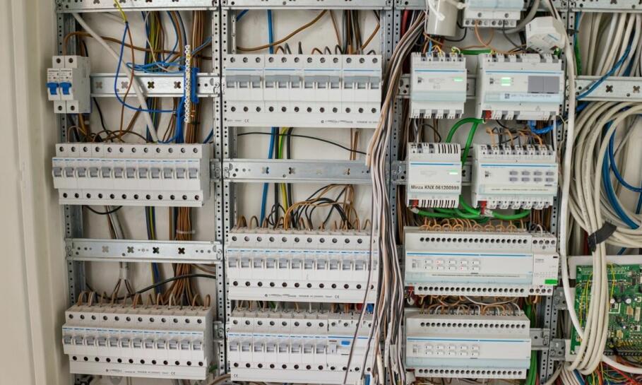 Jak często należy przeprowadzać przeglądy elektrycznych instalacji w domach jednorodzinnych?