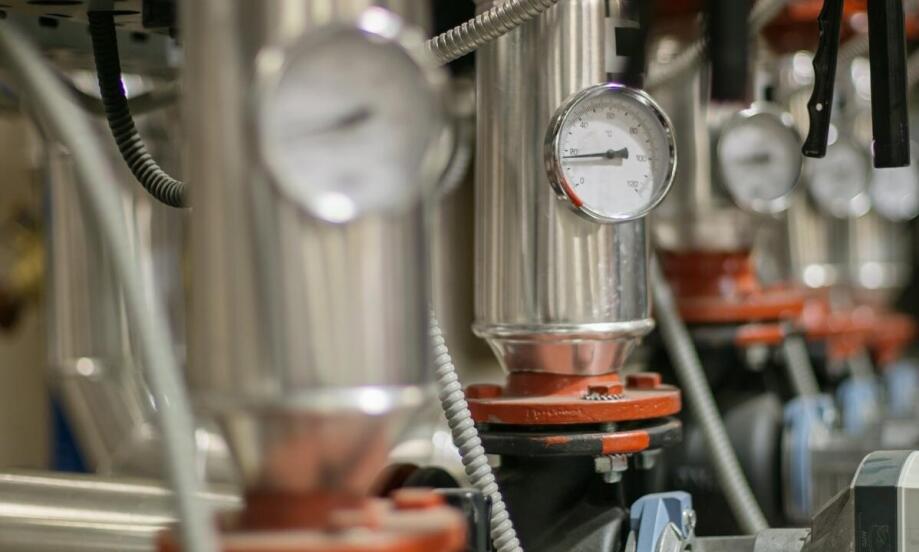 Przemysłowe kotły parowe a środowiskowe normy – co warto wiedzieć?