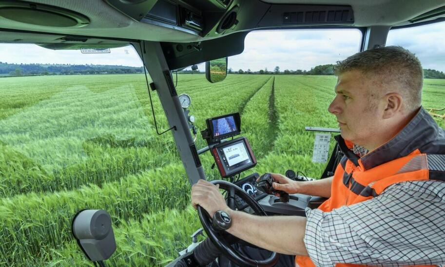 Tania rolnicza nawigacja i jej wpływ na wydajność maszyn