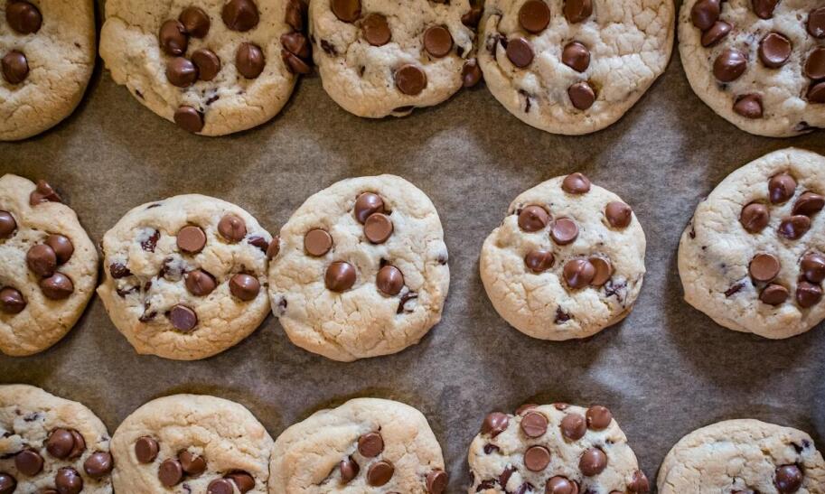 Czym smarować pierniki przed pieczeniem?