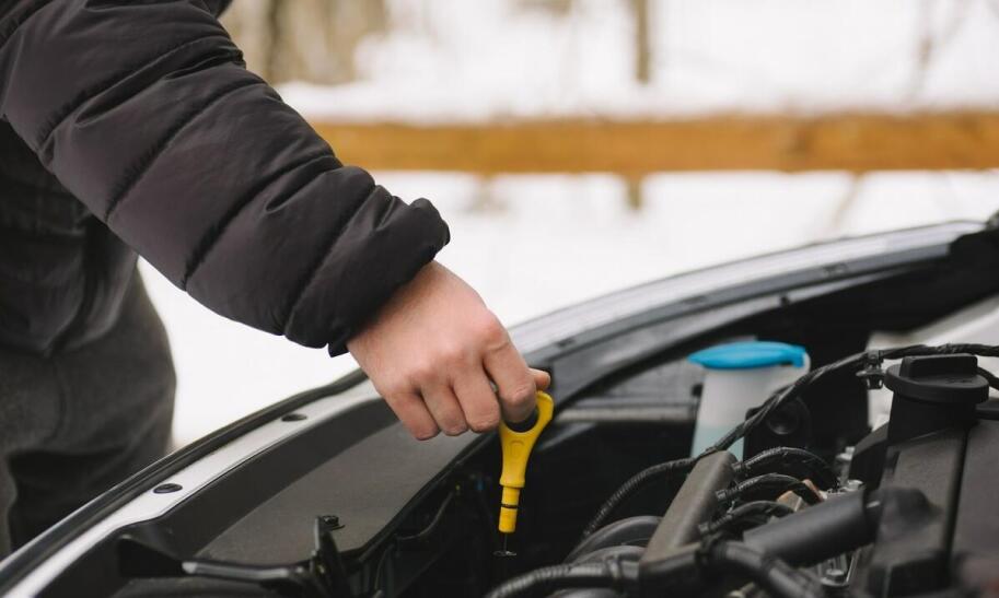 Jak zmierzyć poziom oleju w silniku?