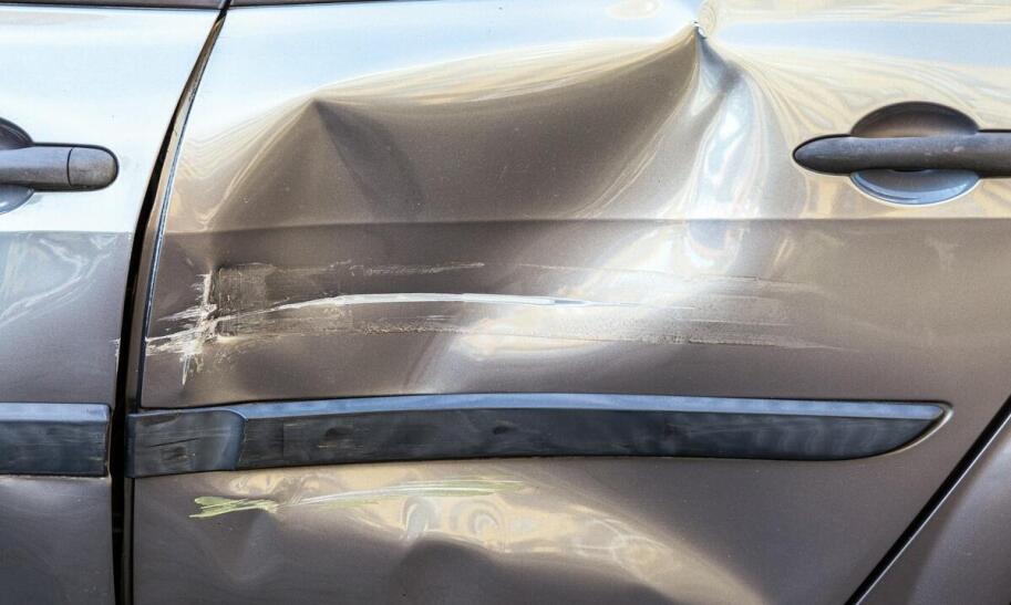 Czy przy szkodzie całkowitej z AC można naprawić auto?