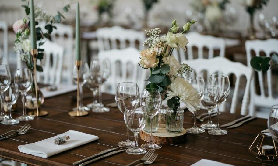 Jak udekorować stół na komunię w domu?