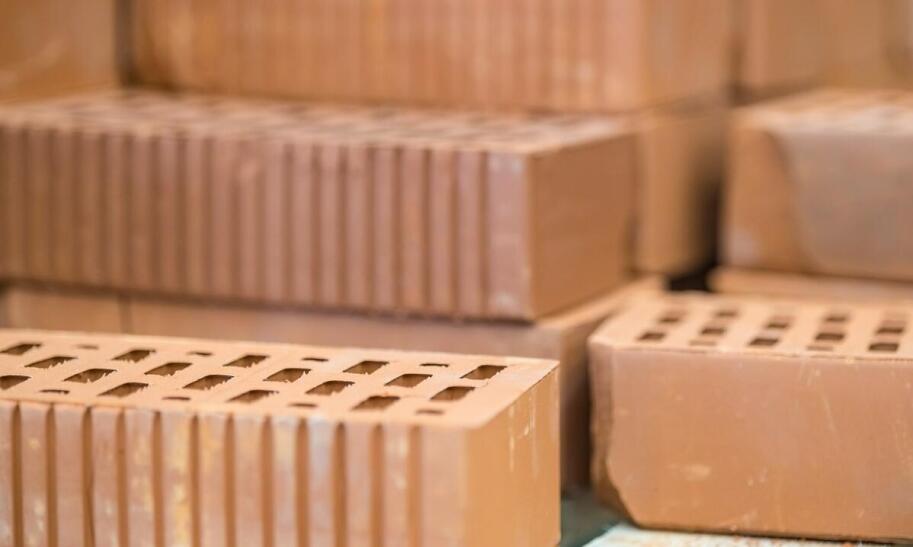 Dom z pustaka czy z cegły – który materiał wybrać?