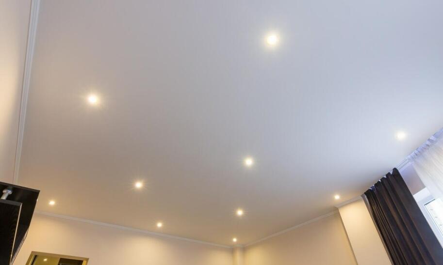 Jaka farba na sufit pozwala uniknąć smug?