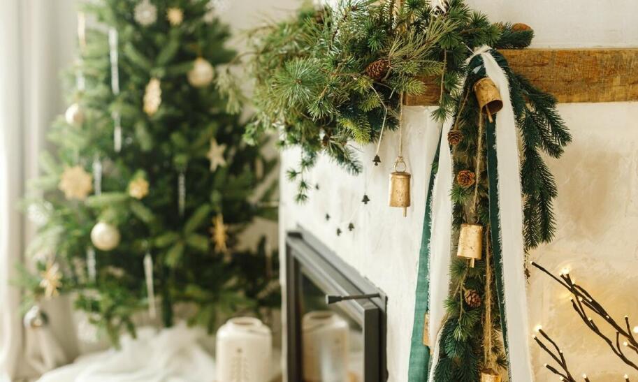 Jak udekorować kominek na święta?