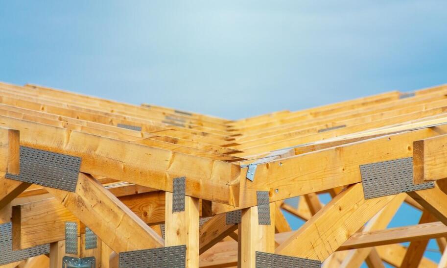 Jak wyliczyć spadek dachu?