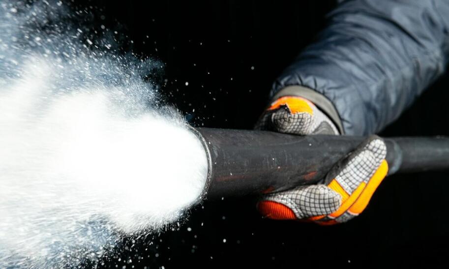 Czy gaśnica śniegowa nadaje się do gaszenia urządzeń elektrycznych pod napięciem?