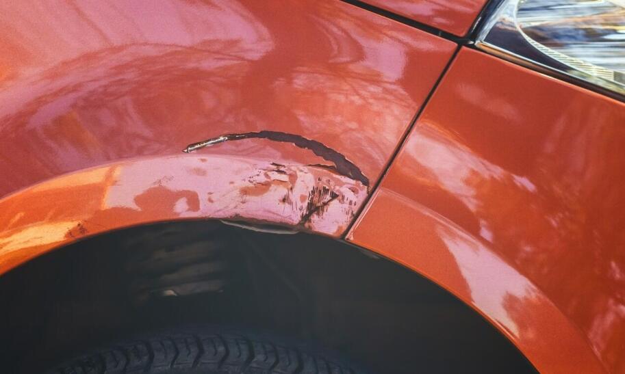 Jak usunąć zarysowania na karoserii samochodu?