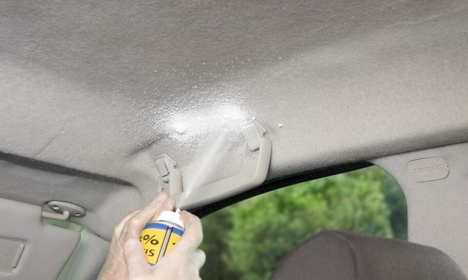 Czym podkleić tapicerkę w samochodzie?