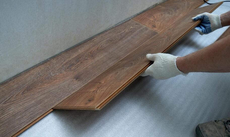 Czym wyczyścić klej po naklejce?