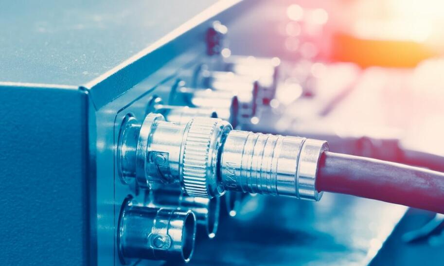 Jak podłączyć kabel do anteny kierunkowej?