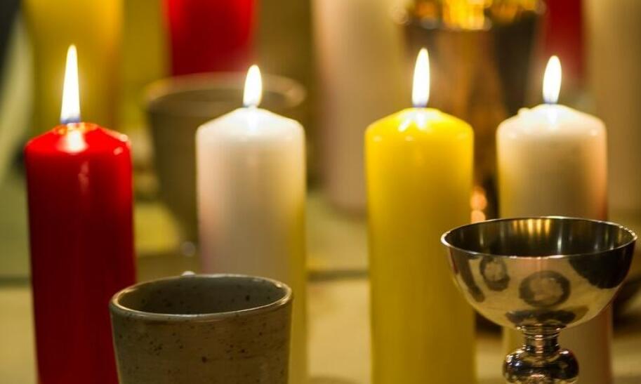 Jak tanio udekorować stół na komunię