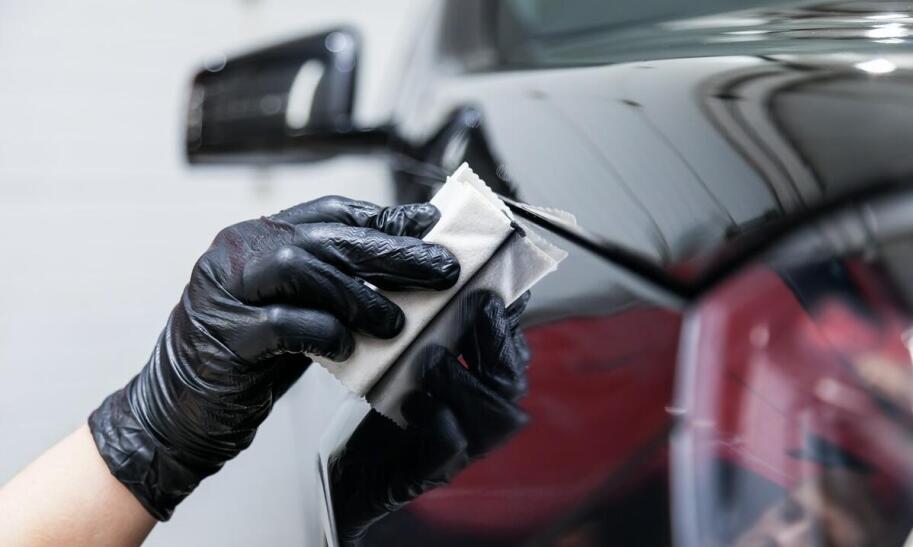 Czym zakryć rysy na aucie?