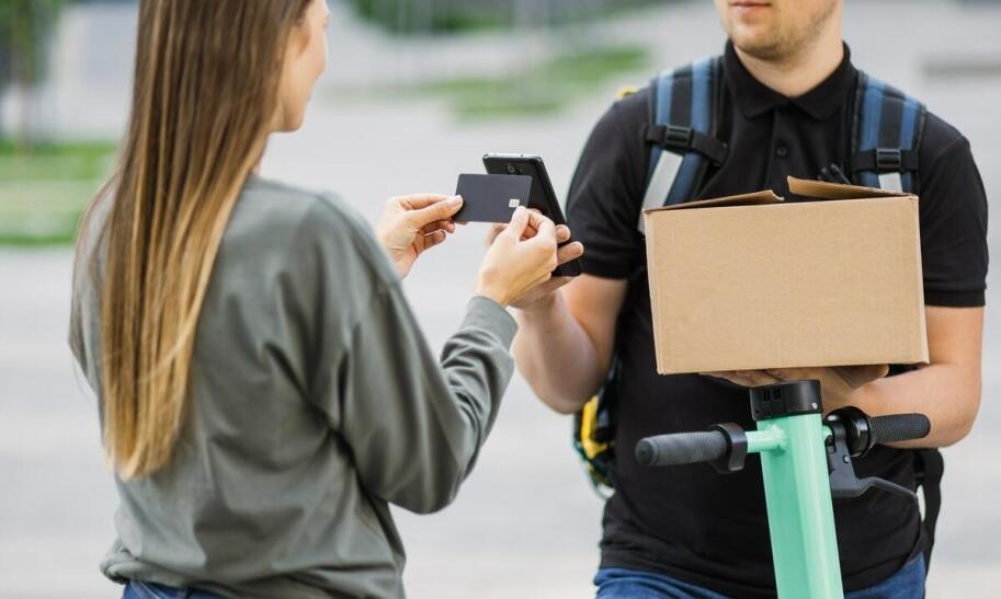 Jaki kurier oferuje przesyłki za pobraniem?