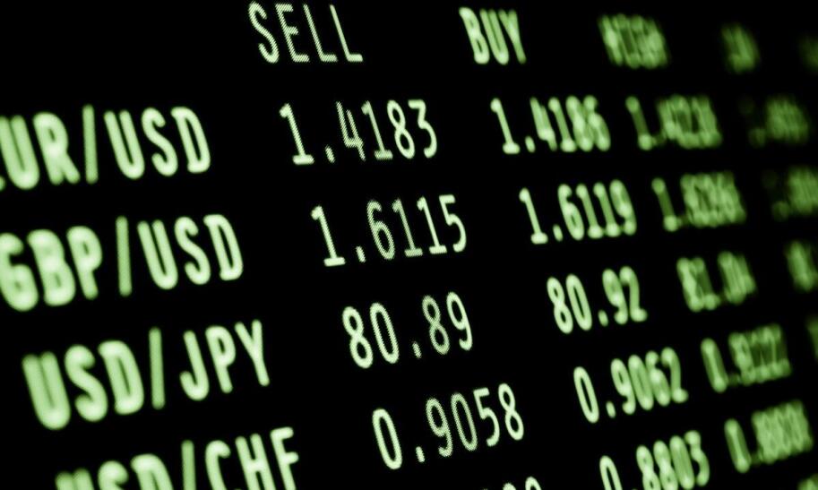 Kiedy warto kupować, a kiedy sprzedawać waluty?