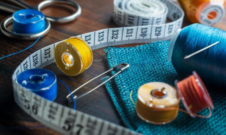 Jak obciąć spodnie, żeby uzyskać postrzępione nogawki