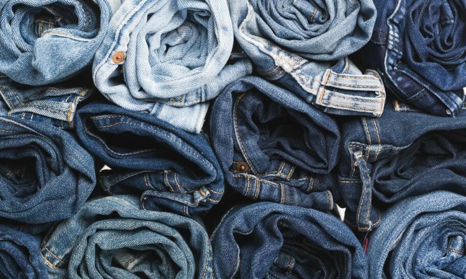 Jak ładnie podwinąć nogawki jeansów?