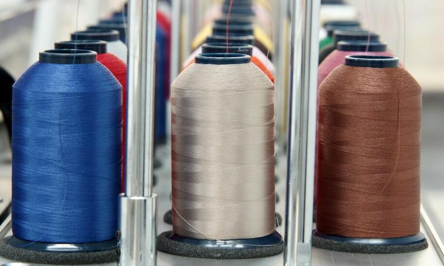 Jak założyć nici w maszynie do szycia Łucznik?