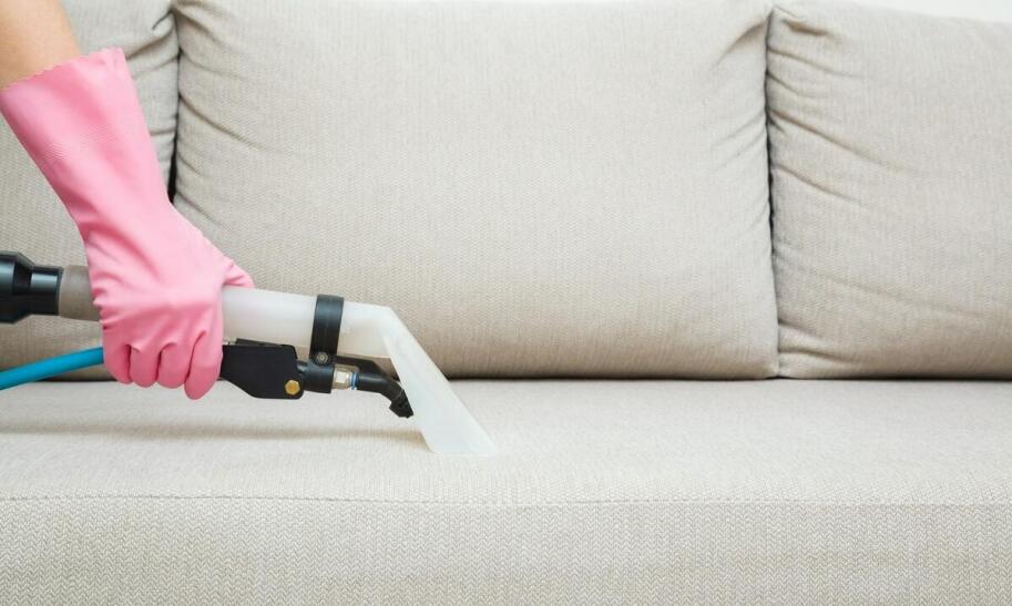 Czym najlepiej wyczyścić kanapę?