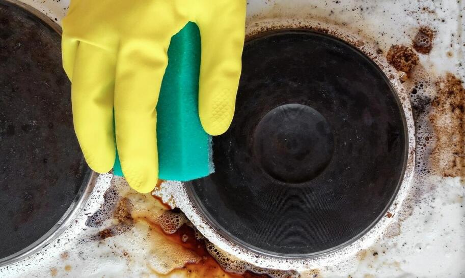 Jak usunąć plamy z betonu?