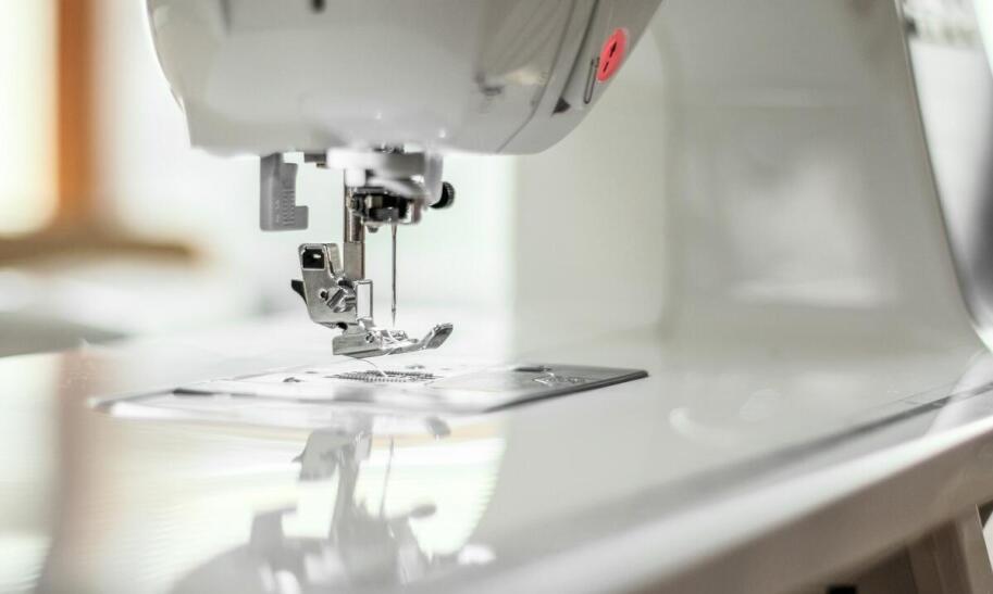 Jak naoliwić maszynę do szycia Łucznik?