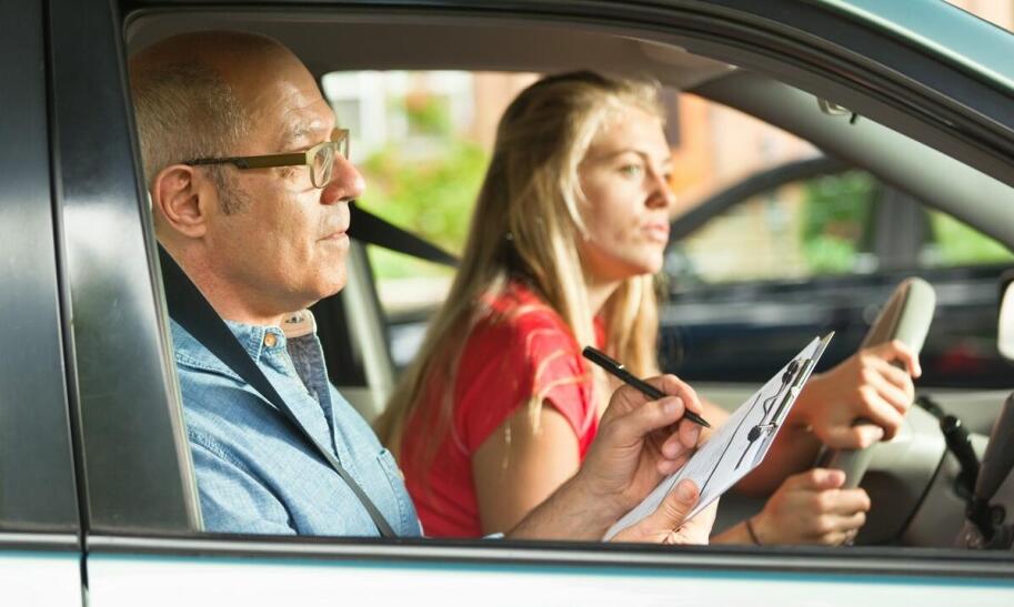 Ile zarabia egzaminator nauki jazdy w Polsce?