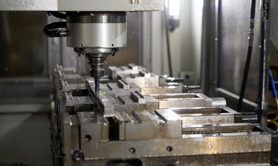 Frezarka CNC – co to jest i do czego służy