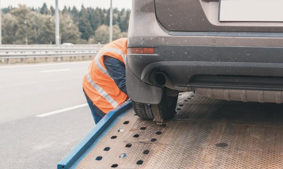 Jakie są kluczowe cechy skutecznej obsługi klienta przez firmy oferujące lawetę?