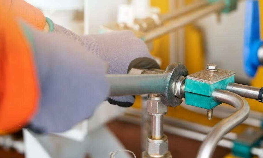 Proces zakuwania hydraulicznych węży – co warto wiedzieć przed rozpoczęciem?