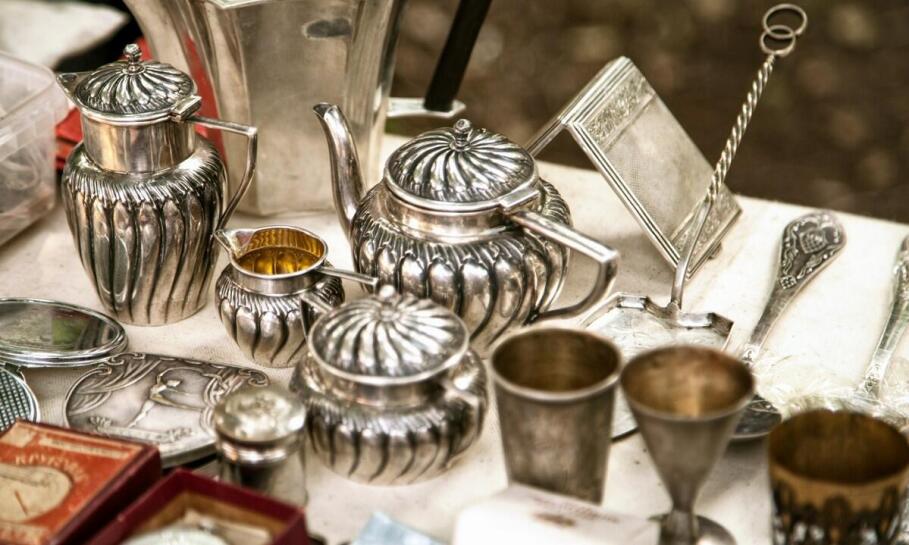 Jakie kategorie antyków wyróżniają się w sklepach charytatywnych?