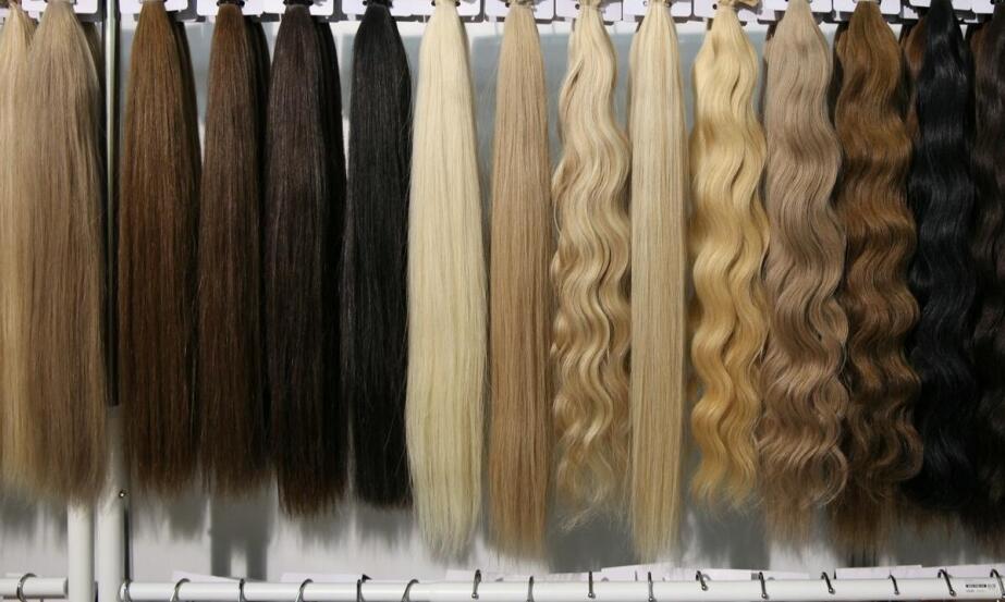 Jak długość i struktura włosów wpływają na ich zastosowanie w perukach?