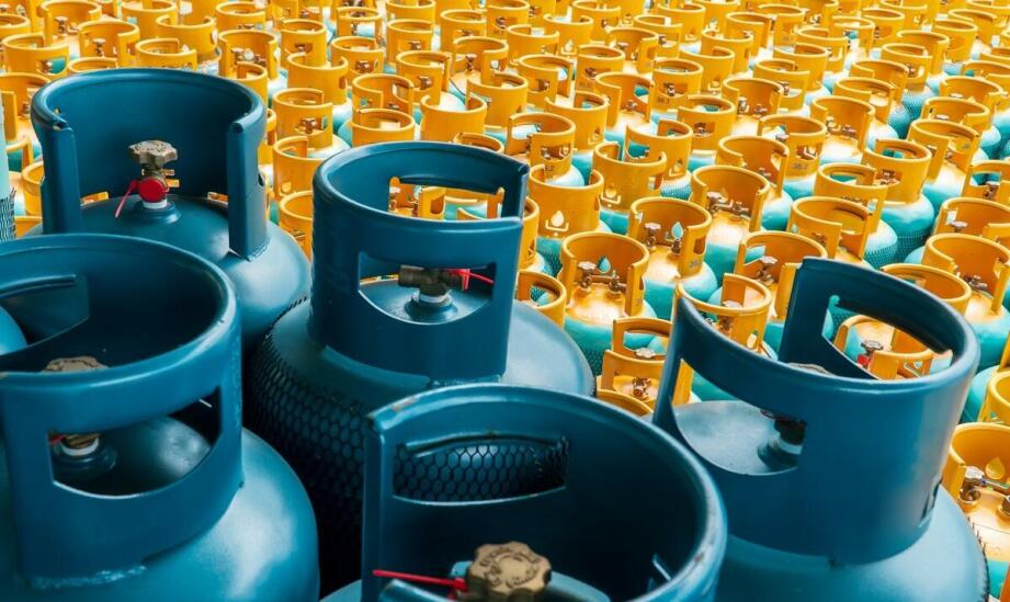 Jak bezpiecznie przechowywać gazowe butle w zakładzie produkcyjnym?